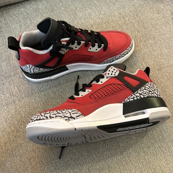 Jordan Spizike LOW

7 in Men’s 

8.5 in Women’s - Picture 3 of 3